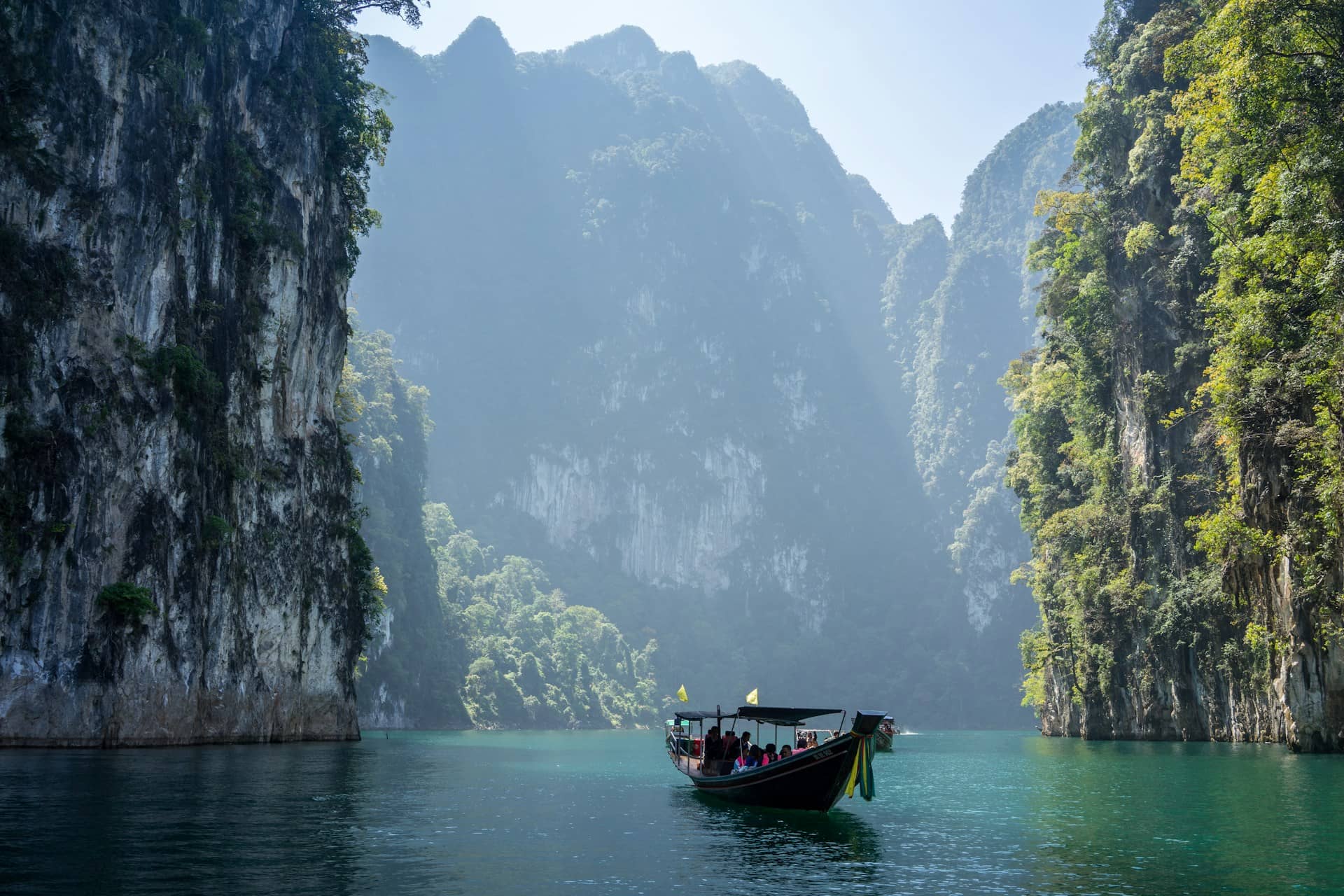 Entrar na Tailândia: Documentos e Requisitos (2024) Na imagem de destaque do post Khao Sok National Park, Khlong Sok, Tailândia- Foto de Robin Noguier na Unsplash
