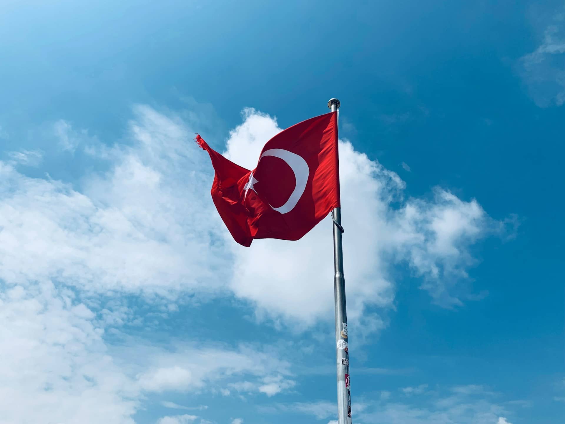 Entrar na Turquia: Documentos, Requisitos e Visto (2024) - Na imagem de destaque do post a bandeira da Turquia - Foto de Xiaoyi Huang na Unsplash