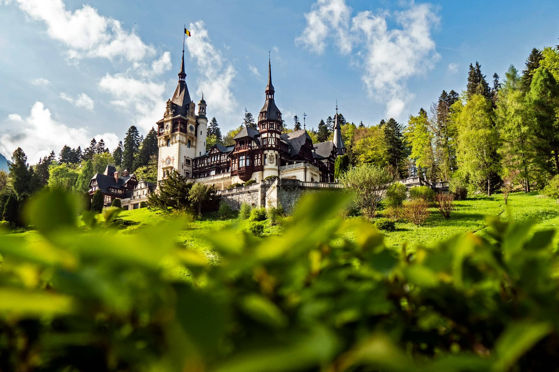 Na imagem em destaque do post, Peles Castle na Romênia - Foto de Majkl Velner / Unsplash