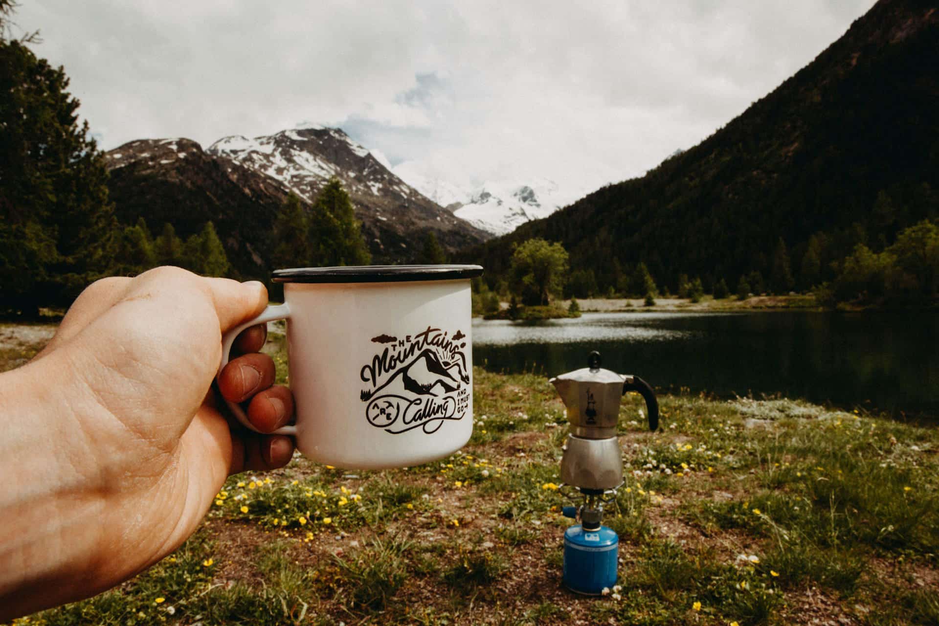 Melhor caneca para camping | Foto: Kevin Schmid /Unsplash