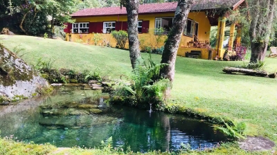 Airbnb em Gonçalves-MG: Sítio com poço de água verde esmeralda, trilhas e cachoeiras