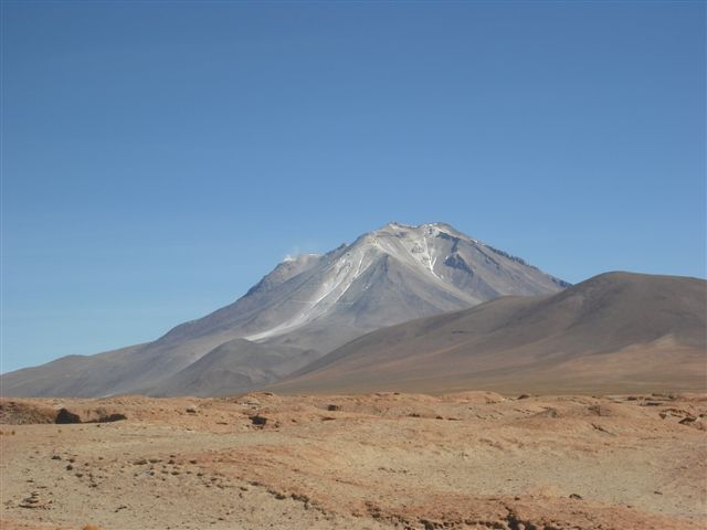 Vulcões no Salar de Uyuni - Bolívia