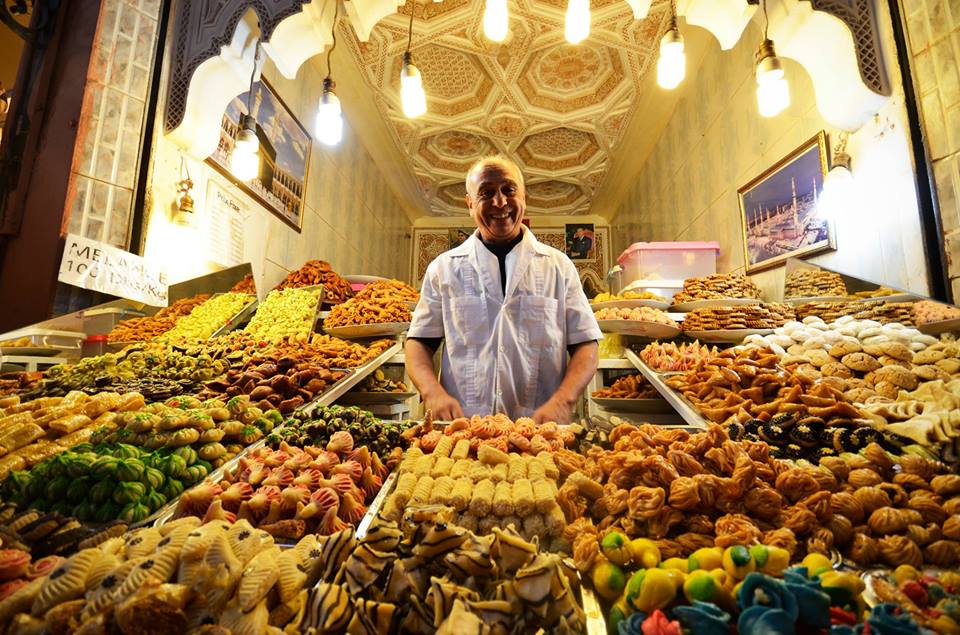 A imagem pode conter: 1 pessoa, sorrindo, fruta, comida e Ã¡rea interna