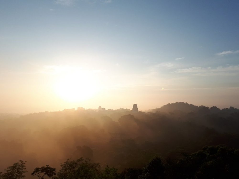Nascer do sol do alto do Templo IV em Tikal. Fomos em Outubro, época de chuvas e olha o que presenciamos?