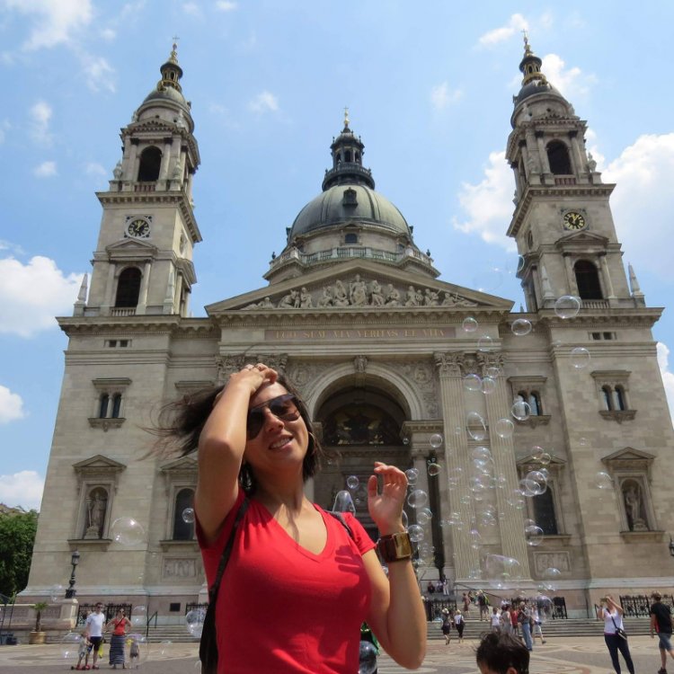 Ao fundo Catedral de SÃ£o EstevÃ£o em Budapeste