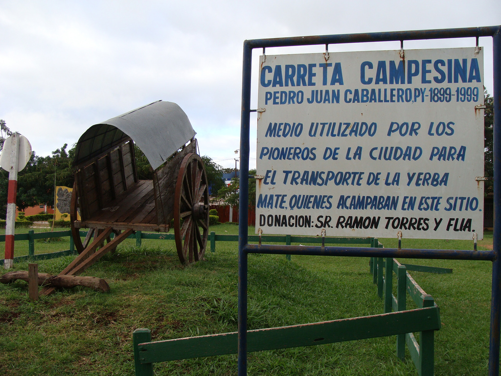A placa conta a história desta carroça, para paraguaio é a carreta, junto a Laguna Ponta Porã em Pedro Juan Caballero - Paraguai