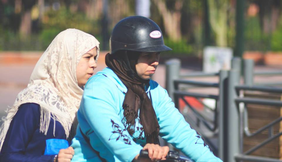 A imagem pode conter: 1 pessoa, sentado, chapÃ©u e atividades ao ar livre