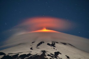 4mar2015---fumaca-e-lava-sao-expelidas-pelo-vulcao-villarrica-visto-a-partir-da-cidade-de-pucon-ao-sul-de-santiago-no-chile-1425484257042_300x200.jpg