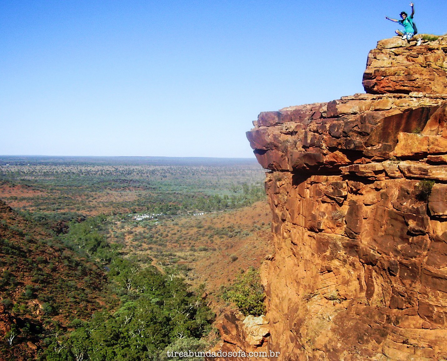 Rafael sentado em uma pedra, na beira de um cânion