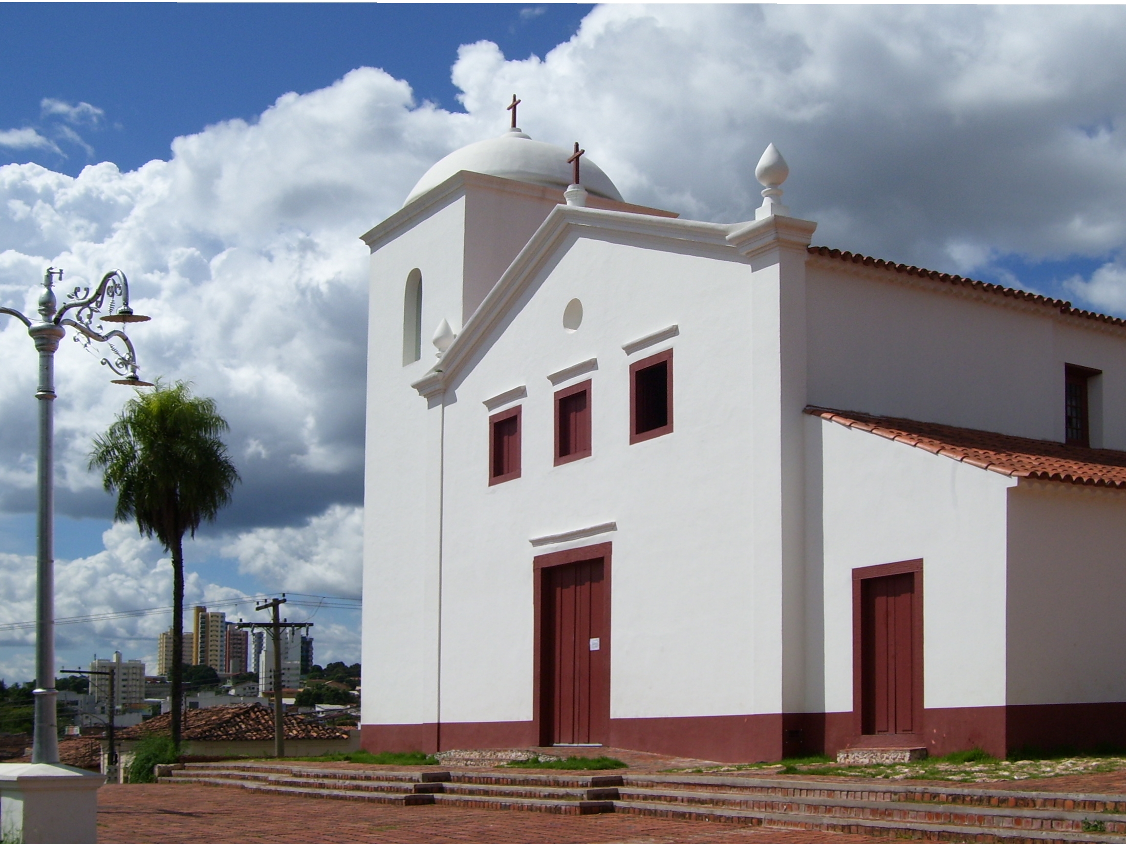 Igreja_do_Ros%C3%A1rio_e_S%C3%A3o_Benedito_(Cuiab%C3%A1).jpg