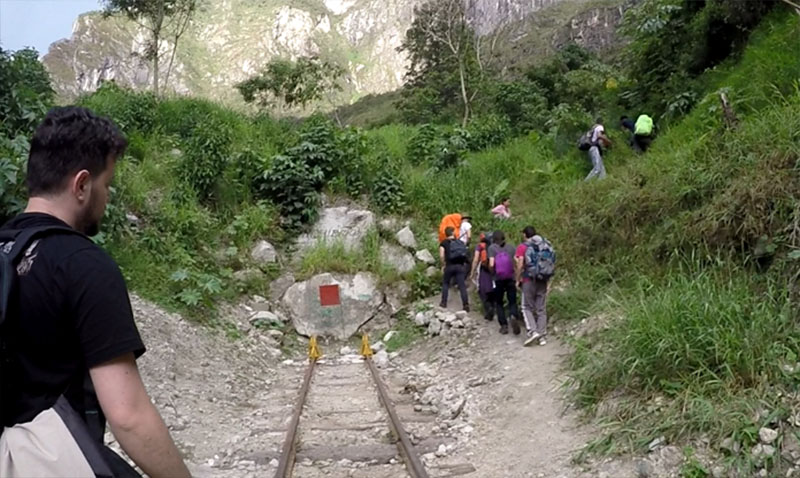 Machu-Picchu-barato-caminho-pela-hidrel%C3%A9trica-van-trilha.jpg
