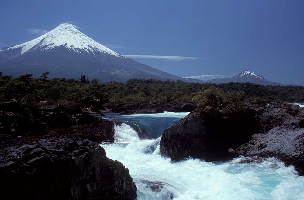 O-Vulc%C3%A3o-Osorno-visto-dos-Saltos-de-Petrohue-Chile.-Foto-de-Niclevicz.jpg