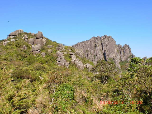 Pico%2520das%2520grutas%2520a%2520esquerda%252C%2520Itaguar%25C3%25A9%2520a%2520direita.JPG