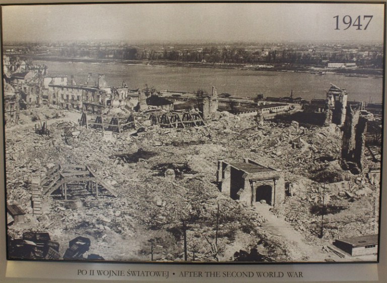 Vars%C3%B3via-ap%C3%B3s-a-2-guerra.jpeg?resize=768%2C562