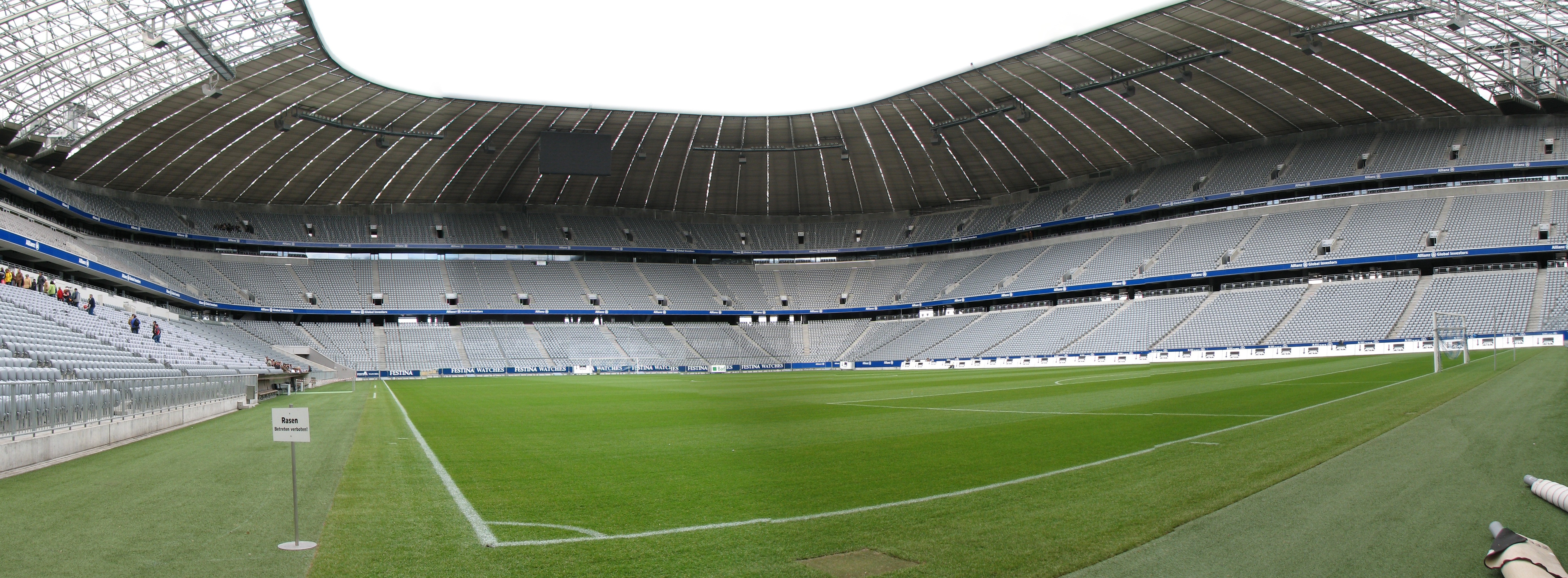Allianz_Arena_Playing_field_panorama.jpg