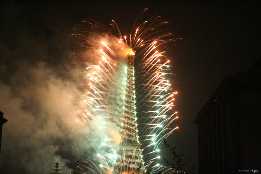 Eiffel_tower_fireworks_on_July_14th_Bastille_Day.jpg