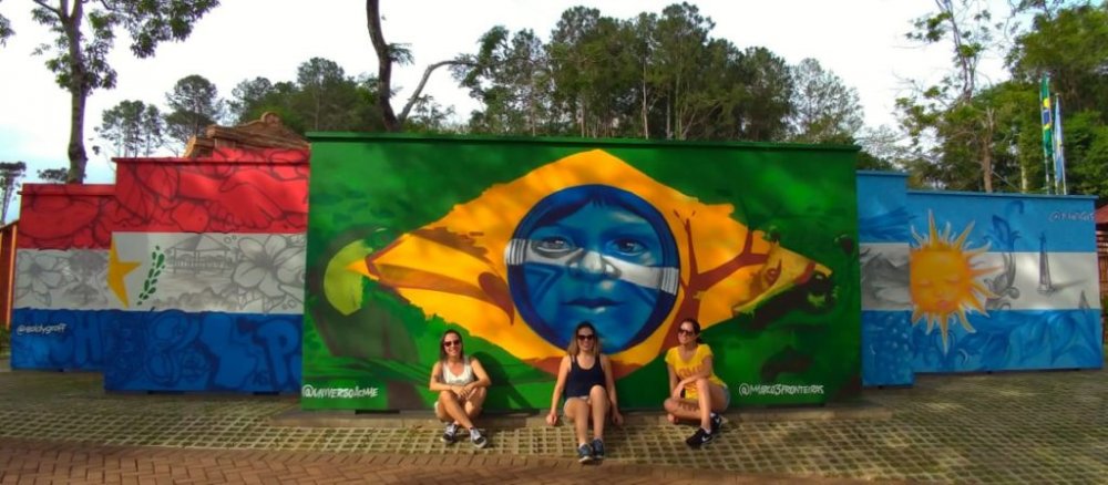 Mural com as bandeiras do Brasil, Argentina e Paraguai.