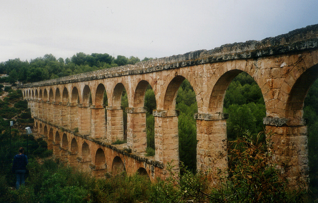 Roman_aqueduct_Tarragona.jpg