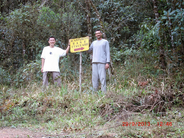 Eu%2520e%2520o%2520Marco%2520na%2520placa%2520que%2520indica%2520o%2520acampamento%2520base%2520Itaguar%25C3%25A9.JPG