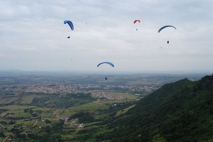 em-dias-com-vento-favoravel-e-comum-ver-o-ceu-repleto-de-aventureiros-proximos-a-serra-do-itaqueri-1378758093677_750x500.jpg