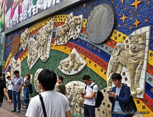 Painel do Hachiko na saída da estação Shibuya