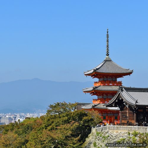 Templo Kiyomizudera: a pagoda de 3 andares e a cidade de Kyoto ao fundo