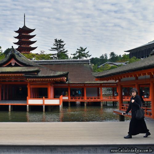 Mais plataformas e a pagoda de 5 andares do Itsukushima