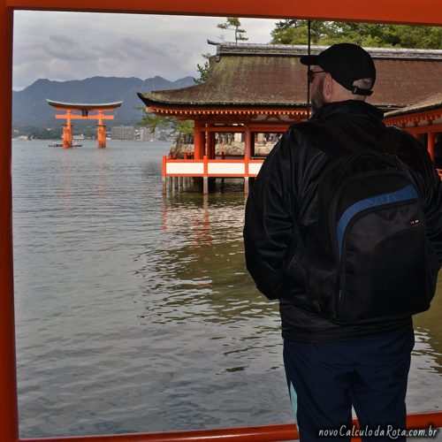 Observando o gigante torri no Santuário de Itsukushima