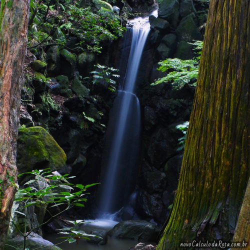 Cachoeira dentro do parque do Narita-san