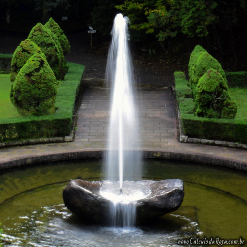 Fonte nos jardins do Narita-san