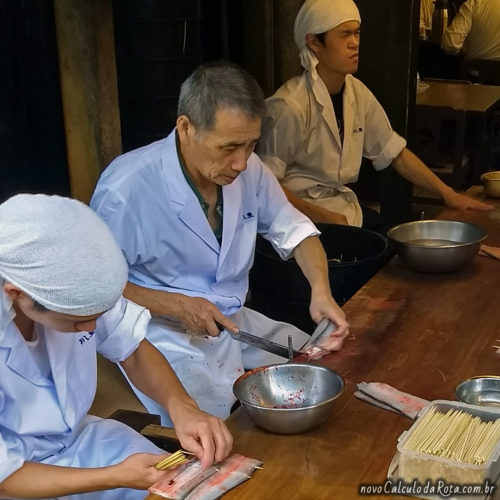 Preparação do Unagi (enguia)
