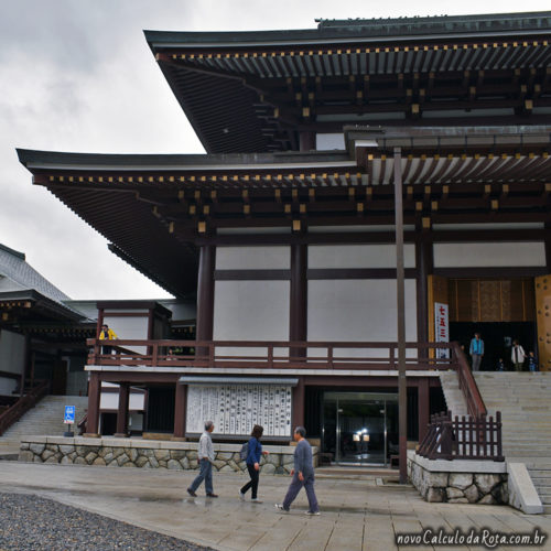 Um dos enormes salões do Narita-san