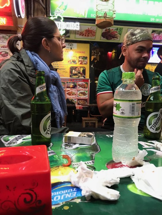 Tom e Emilia no jantar onde depois passaram muito mal!