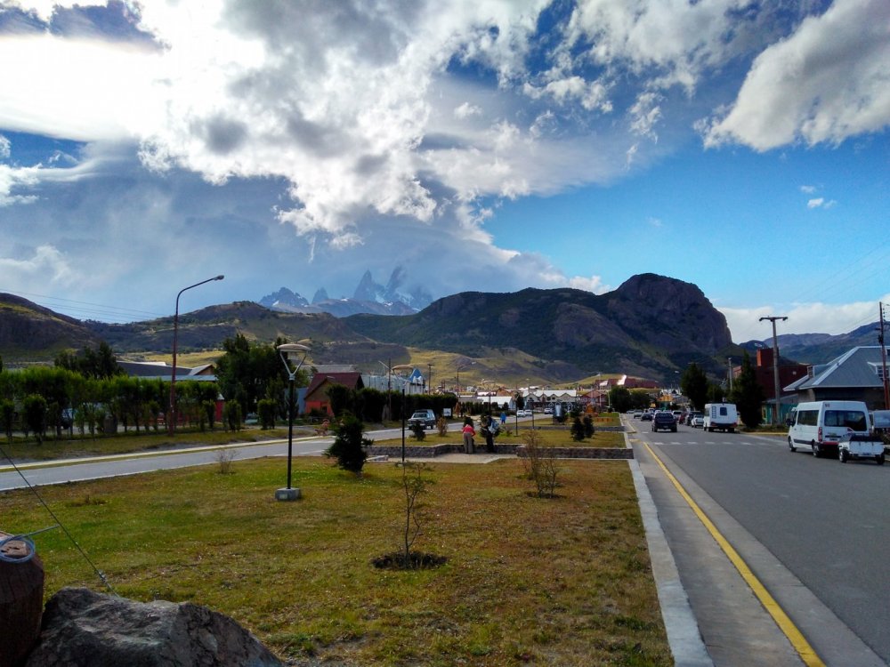 Clima em El Chaltén: sol na cidade enquanto chove ao fundo na Laguna de los Tres