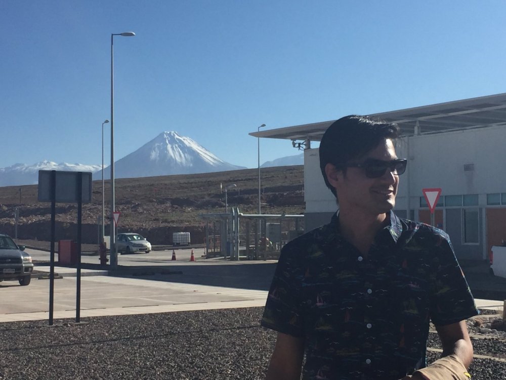 Na parte externa do Alma, com vulcão ao fundo