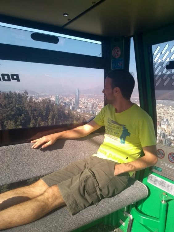 Do teleférico, ao fundo Sky Costanera