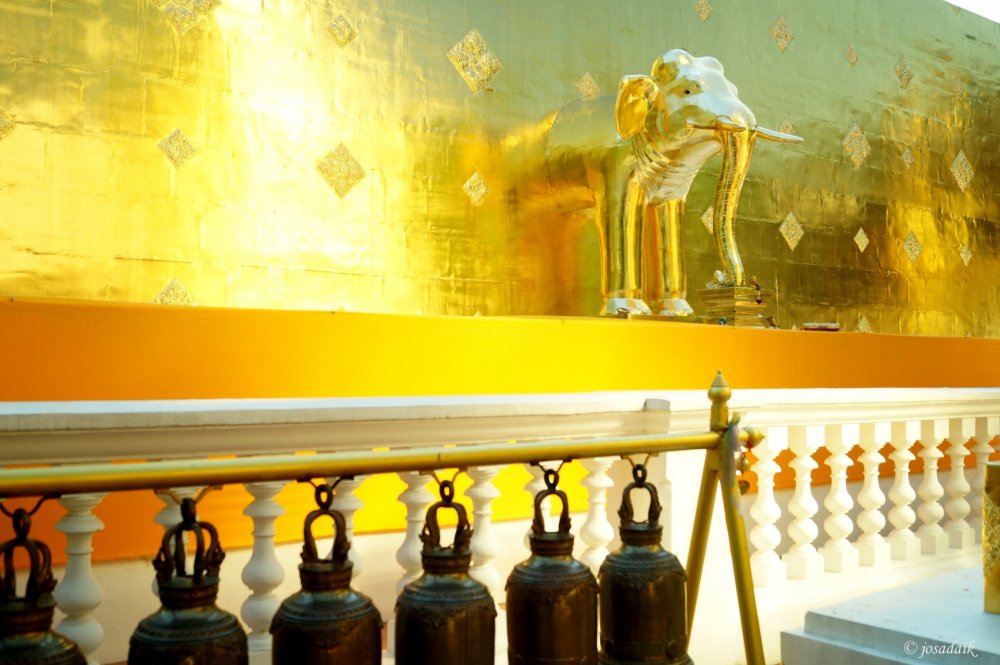 Chiang Mai Gold Buddhist Building.JPG