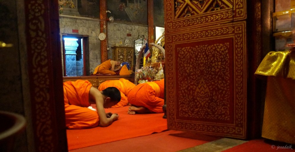 Monks Praying mountain temple chiang mai thailand.JPG