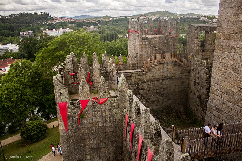 2111769156_Castelo-de-Guimares-interior-e-vista.jpg.616dccce8b358c93326c1194bb487a1c.jpg