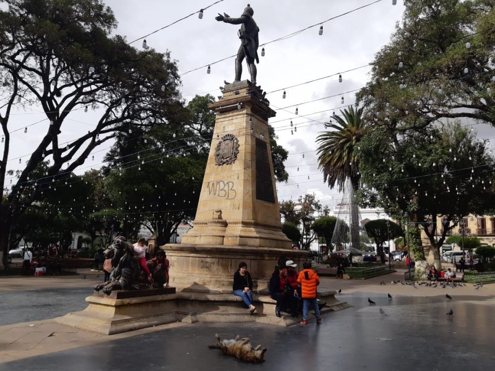 ESSE DOGUINHO FICOU HORAS ASSIM, JURAVA QUE TINHA BATIDO AS PATAS, ATÉ QUE UMA HORA ELE ACORDOU E FOI ANDAR