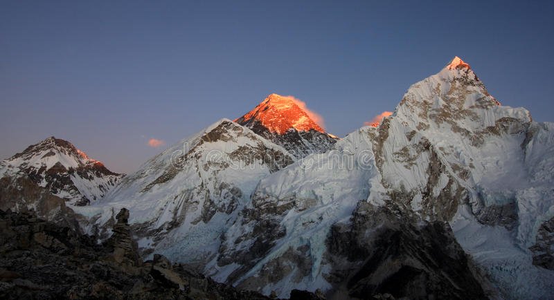 por-do-sol-na-montagem-everest-14912256.jpg.656d0ba41587850383492c616088bf9a.jpg
