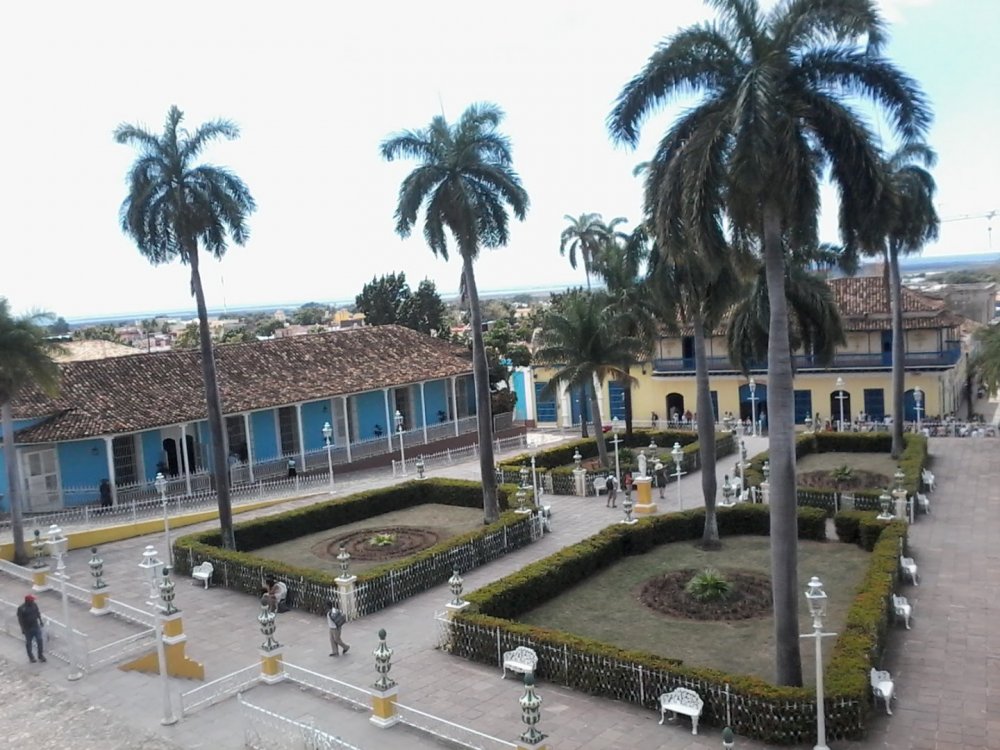 Praça maior de Trinidad.jpg