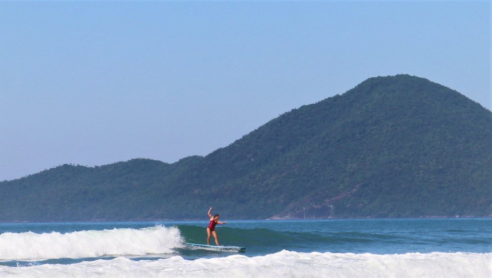 Tatiana esquerda abrindo top.jpg