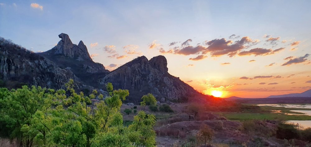 023 Pedra da Galinha vista do Açude do Cedro, Quixadá, CE.jpg