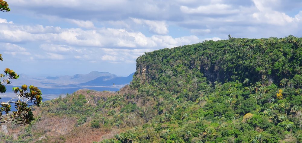 035 Mirante do cafundó com visão do teleférico amarelo, Parque Nacional Ubajara, CE.jpg