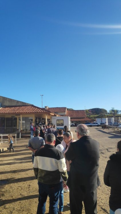 fila de pessoas na aduana.jpg