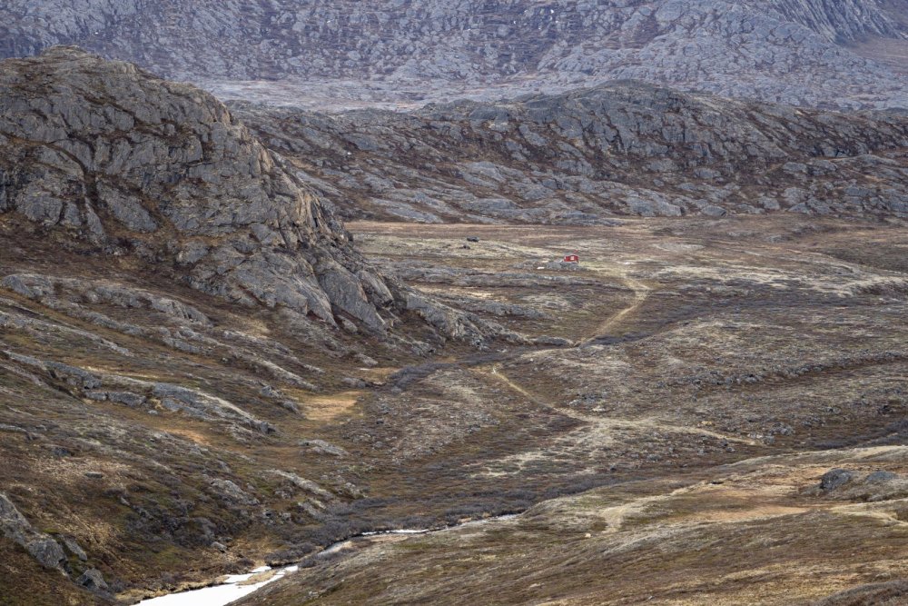 Montanhas e a cabana de Eqalugaarniarfik