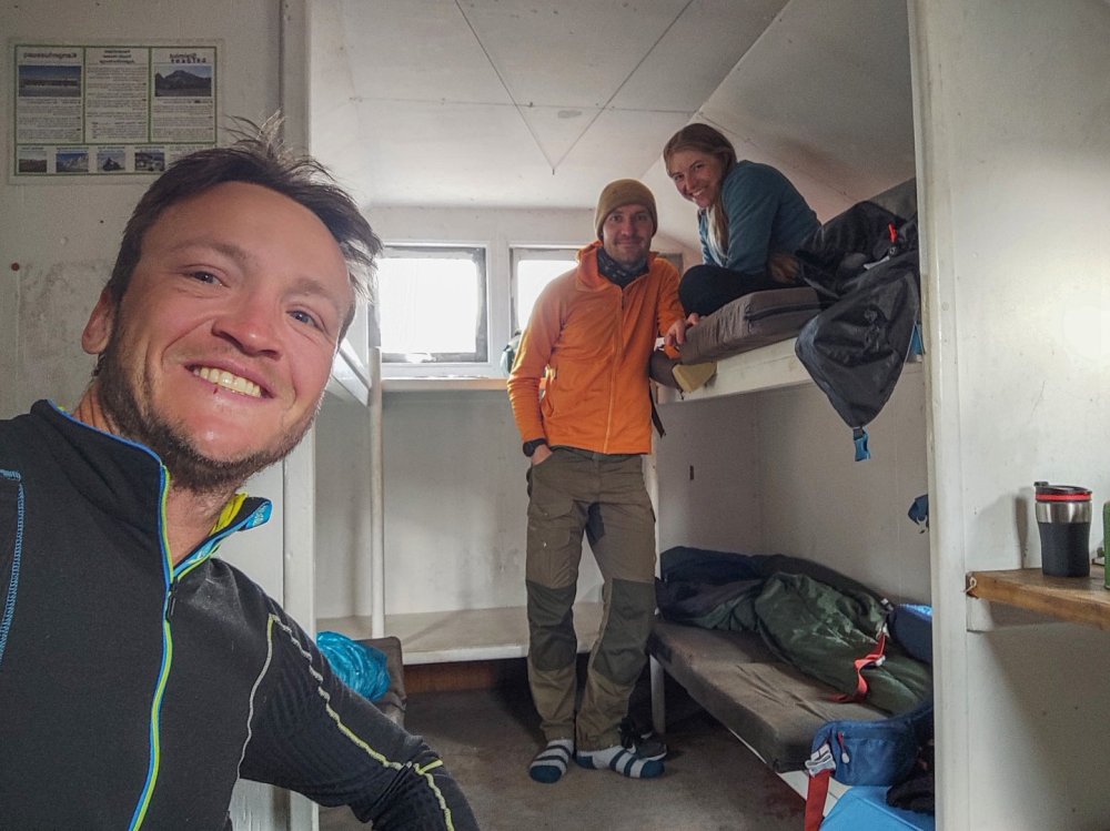 Aventureiros na cabana de Nerumaq