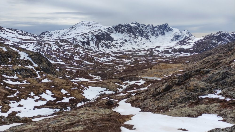 Trilha com montanhas em Sisimiut