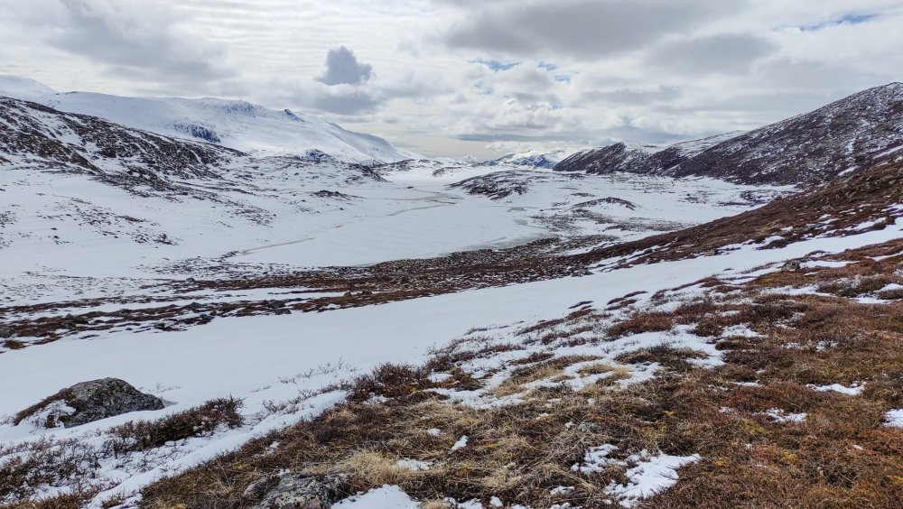 Trilha na Groenlândia com muita neve no chão